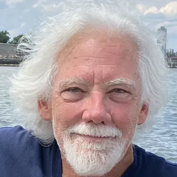 Headshot of Lawrence Reynolds