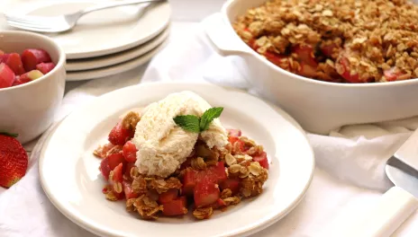 plate of strawberry rhubarb crunch from pan