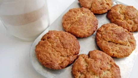 A pan of six snickerdoodle muffins