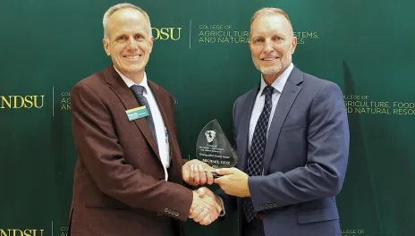 Greg Lardy presents an award to Michael Uetz